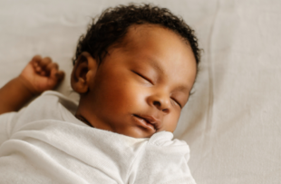 newborn sleep in the bed